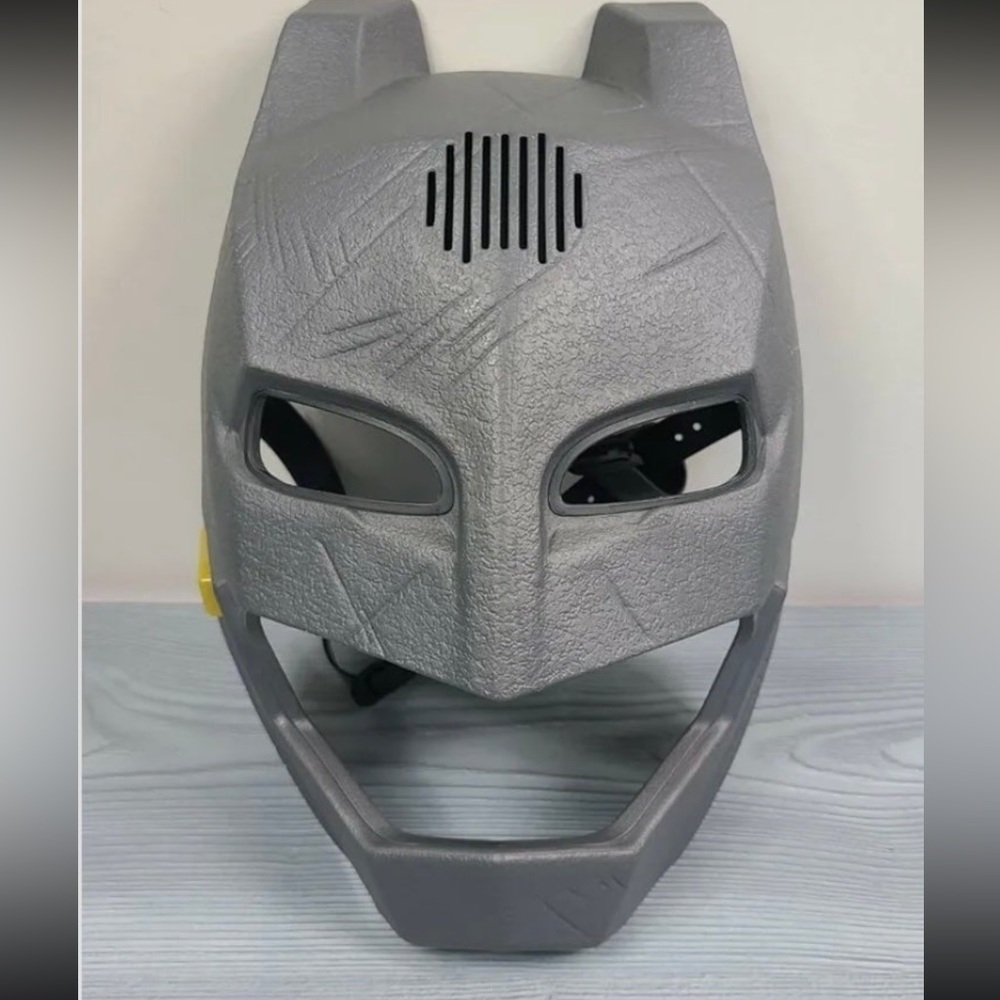 Batman DC Comics Voice Changing
Mask Helmet Talking Light Up